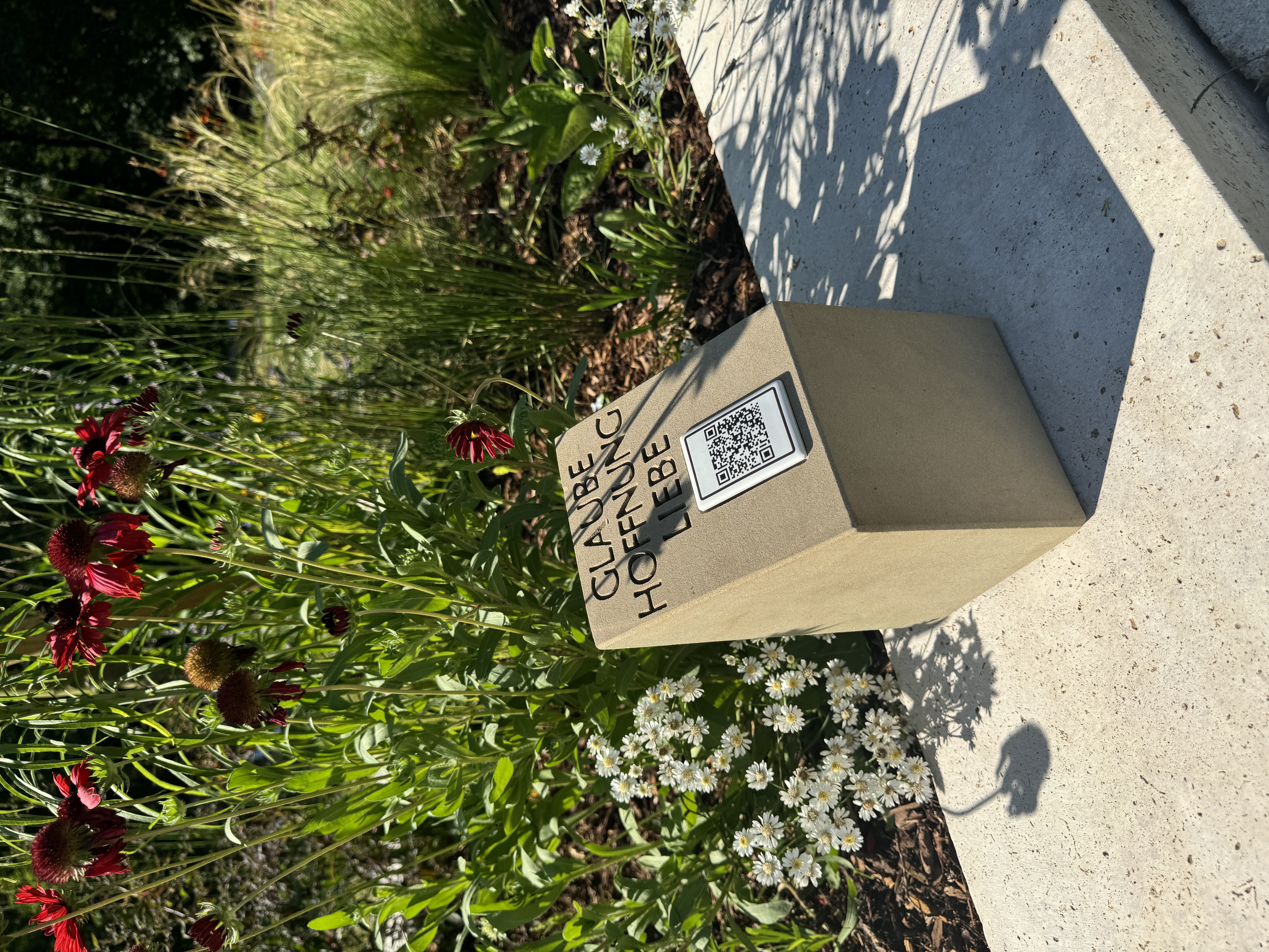 Natursteinstele mit QR-Code